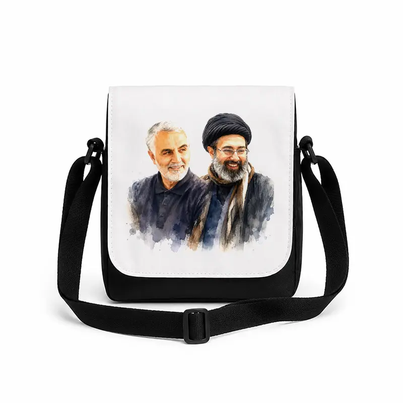 13659-7 کیف دوشی پاسپورتی مردانه طرح نقاشی سید مجتبی خامنه ای و شهید حاج قاسم سلیمانی - تصویر 1